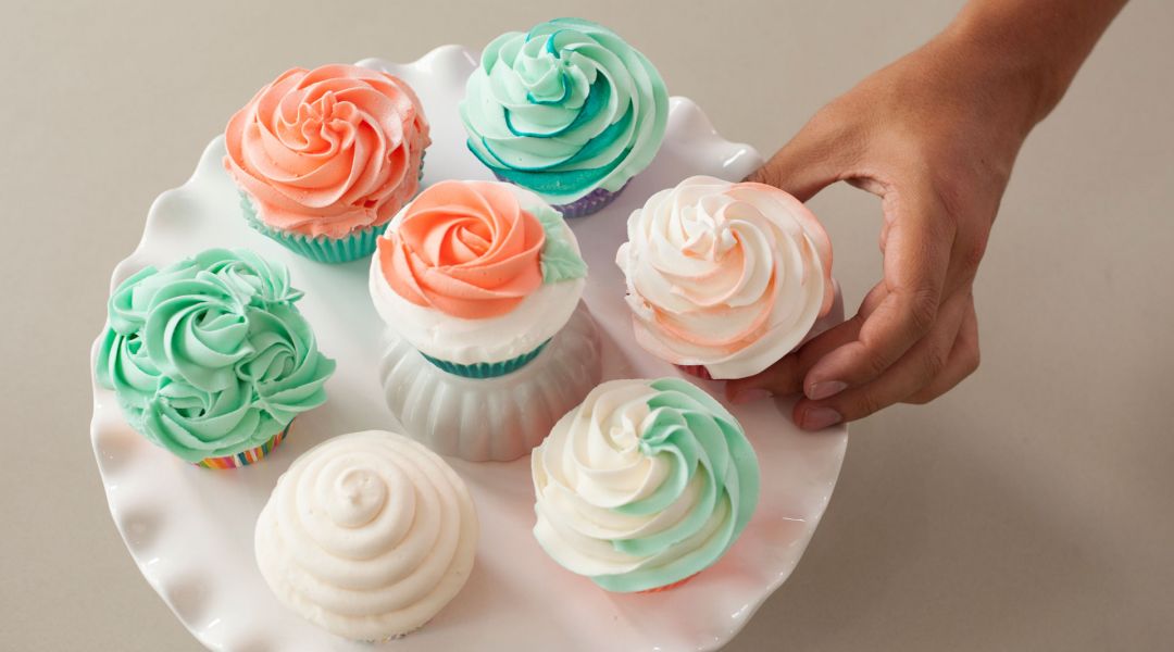 The Wilton Method of Cake Decorating: Cupcakes with Buttercream Swirls