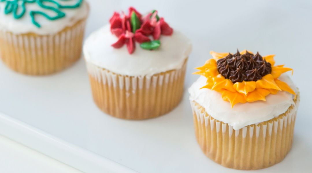 The Wilton Method: Mastering Buttercream - Flowers and Leaves