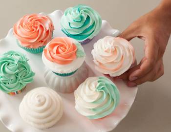 The Wilton Method of Cake Decorating: Cupcakes with Buttercream Swirls