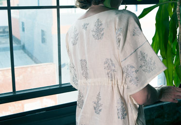 Liesl Gibson shows you how to sew this linen caftan as a diy top, a tunic or dress. She teaches you how to use interfacing on the neck facing, and hand printing the caftan for a totally customizable, elegant garment.