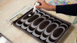 Mercedez Rex laying out acrylic dye in her Overmarbling On Paper class on Creativebug.